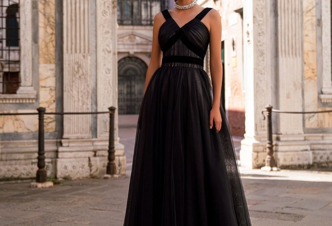 Mujer con vestido negro largo