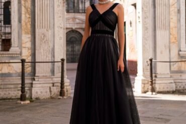 Mujer con vestido negro largo
