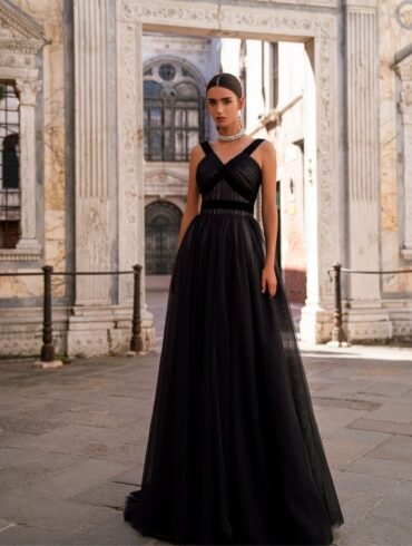 Mujer con vestido negro largo