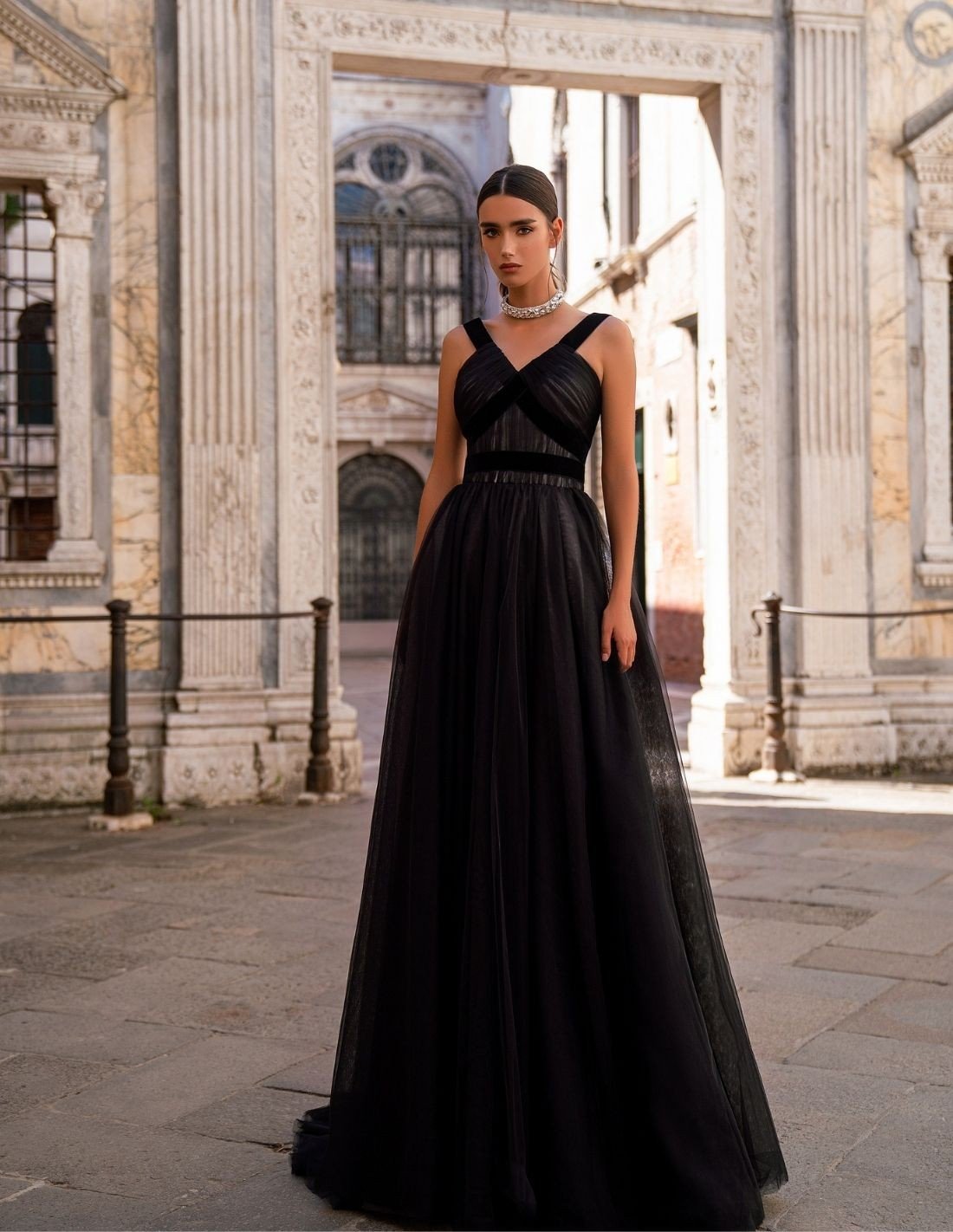 Mujer con vestido negro largo