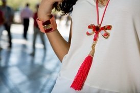 Complementos color coral para tu verano 