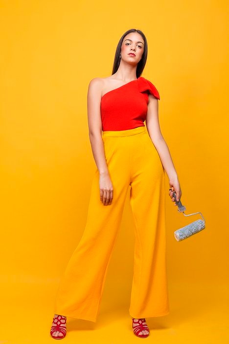 Top asimétrico rojo y pantalón palazzo amarillo, un look muy español de la boutique Blondie