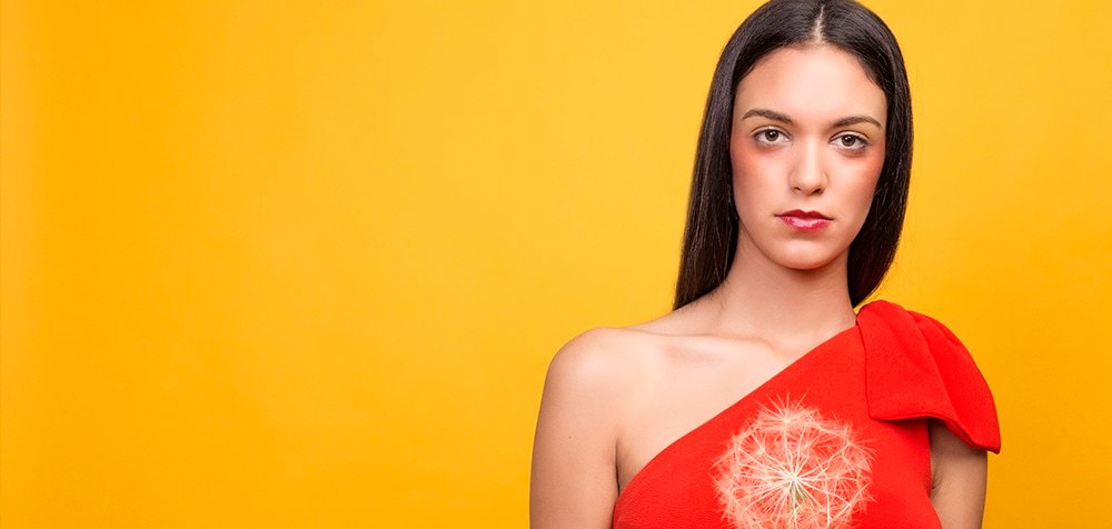 outfit en rojo y amarillo de Compañía Fantástica