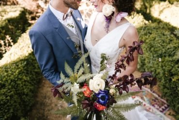 Novios en su boda con ramo-La guía de moda