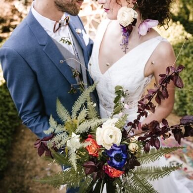 Novios en su boda con ramo-La guía de moda