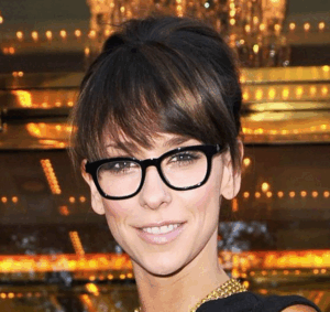 Mujer con gafas cara ovalada