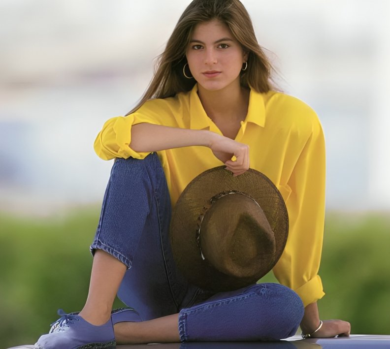 Chabeli con vaqueros y blusa amarilla