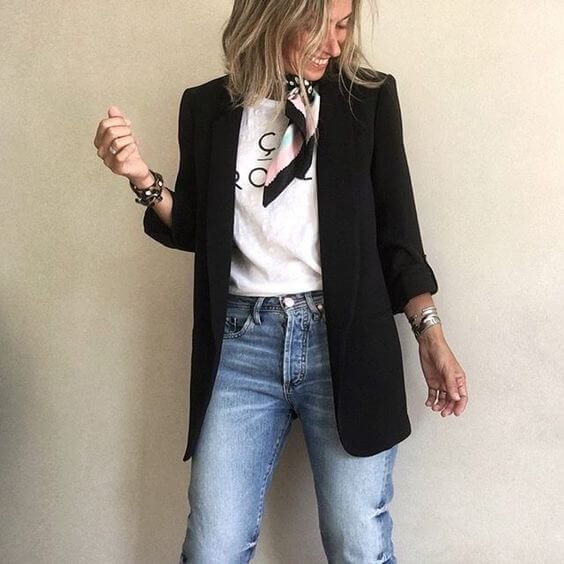 Blazer oscuro y vaqueros