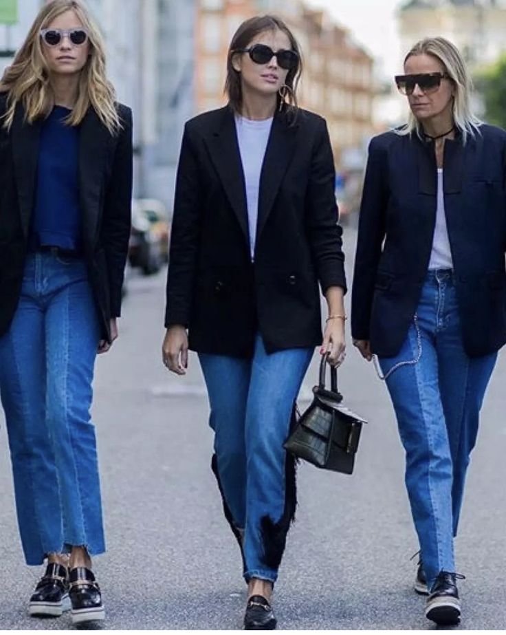 Chicas paseando con vaqueros